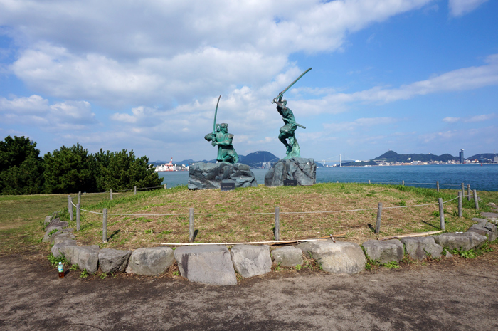 武蔵小次郎決闘の像