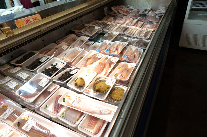 萩シーマートで売られている新鮮な魚介類