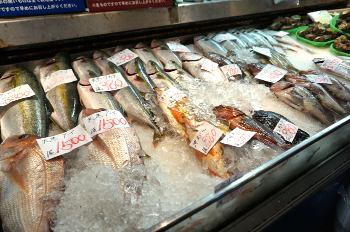 萩シーマートで売られている新鮮な魚介類